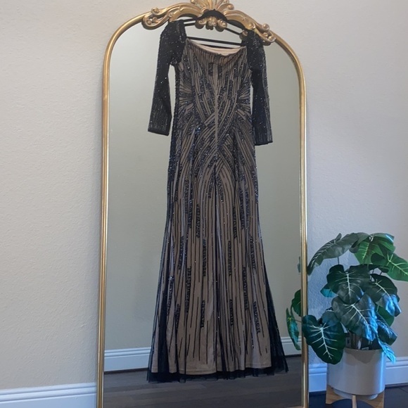 ADRIANNA PAPELL Beaded Off-The-Shoulder Evening Dress Size 2 - Picture 8 of 12